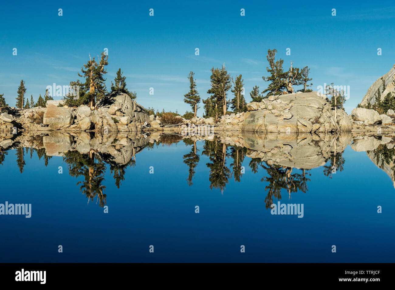 See von Bergen gegen Himmel während der sonnigen Tag Stockfoto
