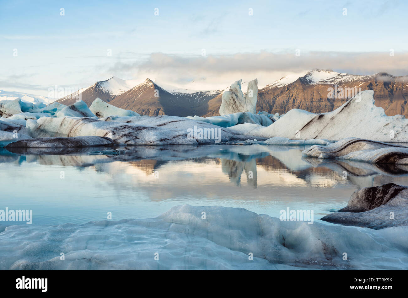 Malerischer Blick auf den See gegen Berge im Winter Stockfoto