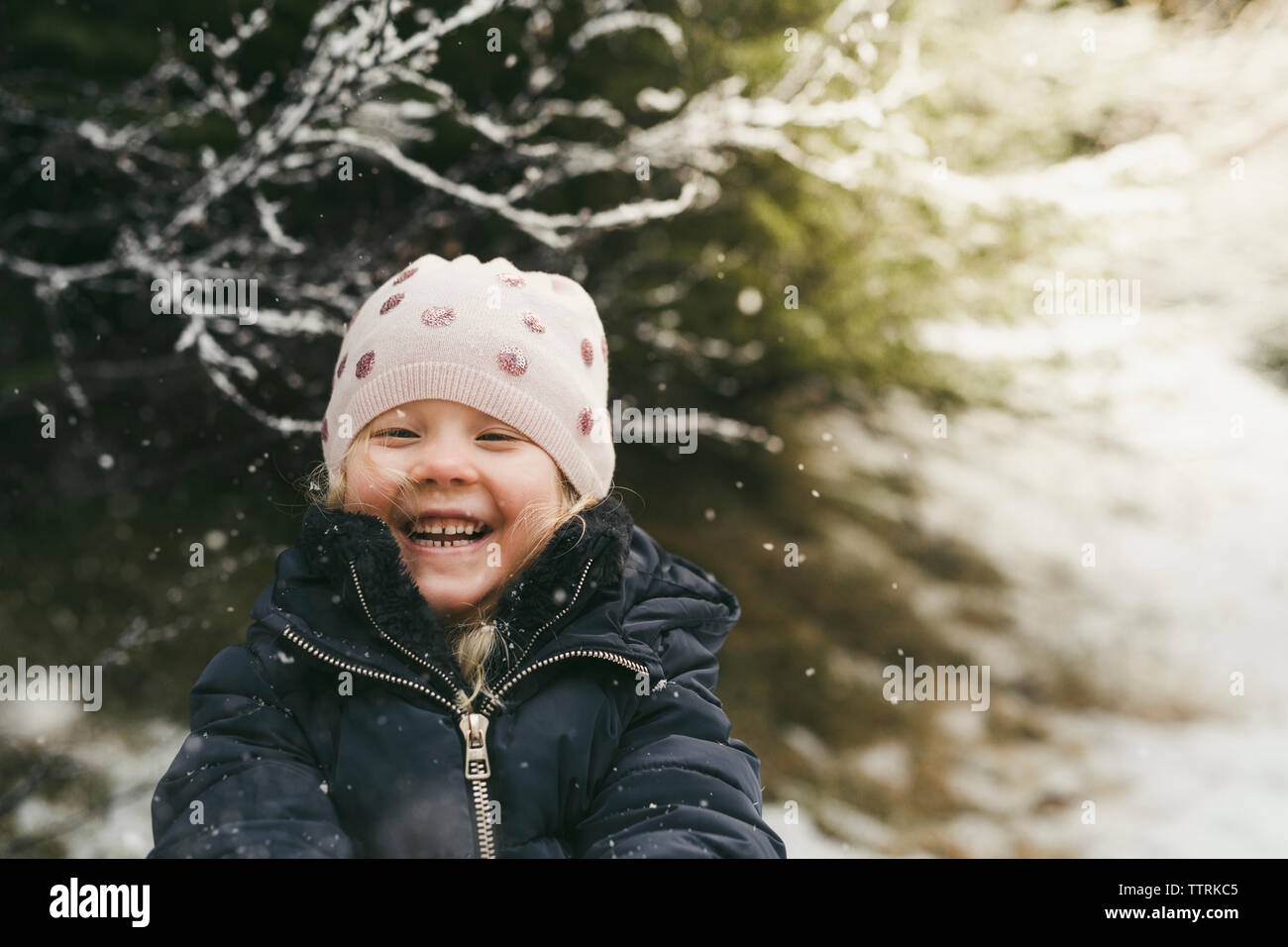Fröhliches Mädchen spielen im Freien im Winter Stockfoto