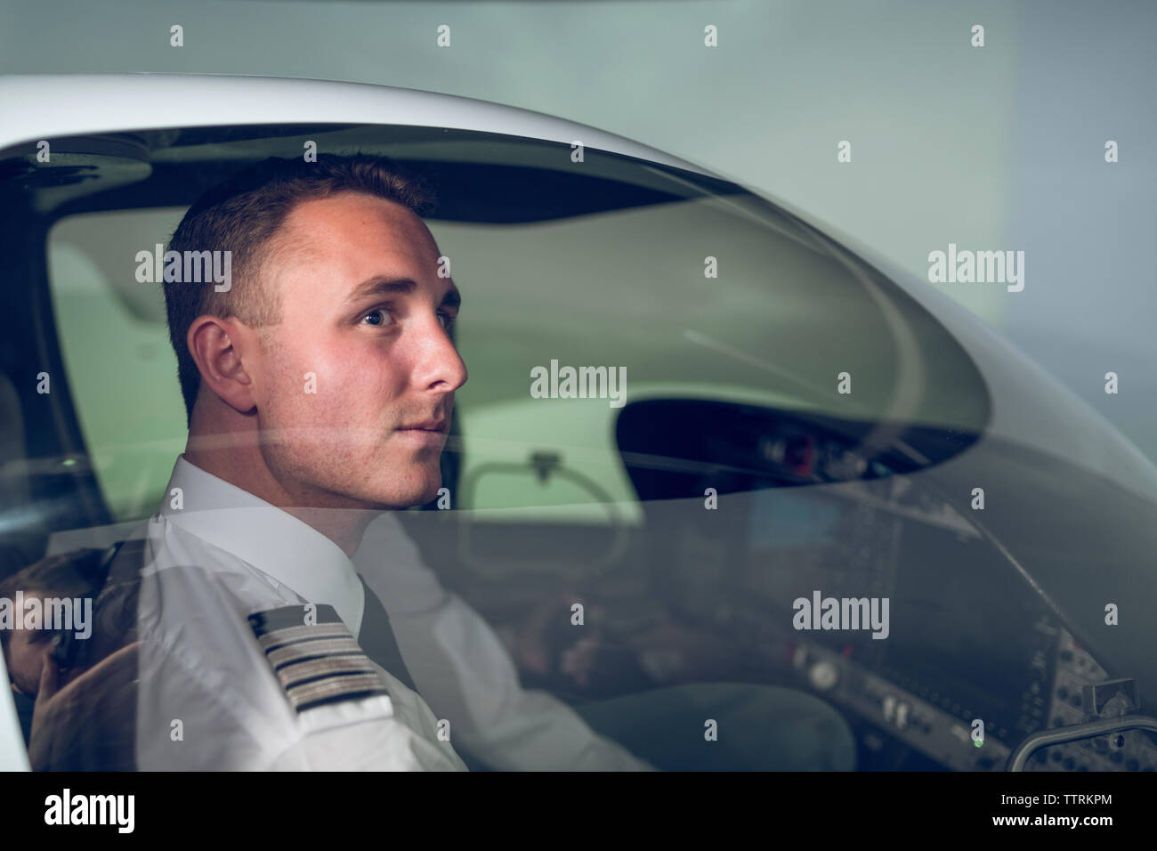 Seitenansicht des zuversichtlich Pilot Flight Simulator durch Windschutzscheibe gesehen Stockfoto