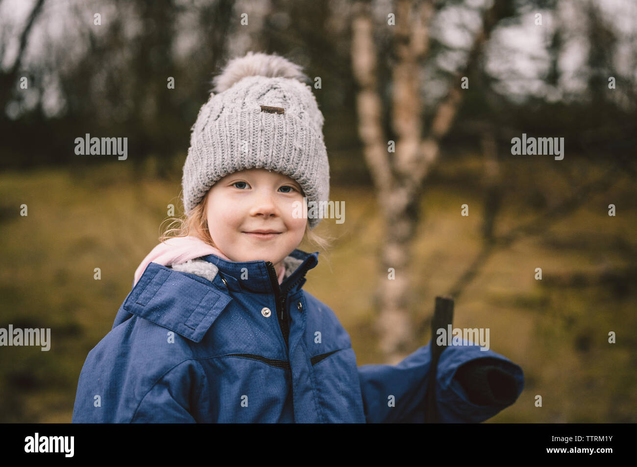 Positive Kind im Winter Verschleiß an Kamera im Park auf unscharfen Hintergrund Stockfoto