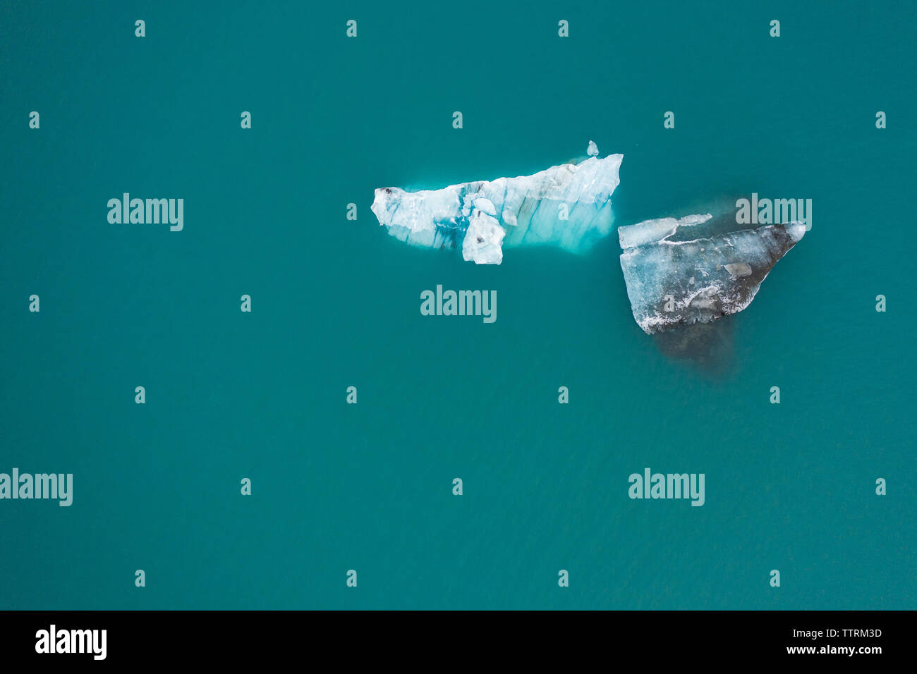 Von oben riesige abstrakte Eisblock schwebend zwischen azurblauem Wasser Oberfläche in Skaftafell Gletscher, Island Stockfoto