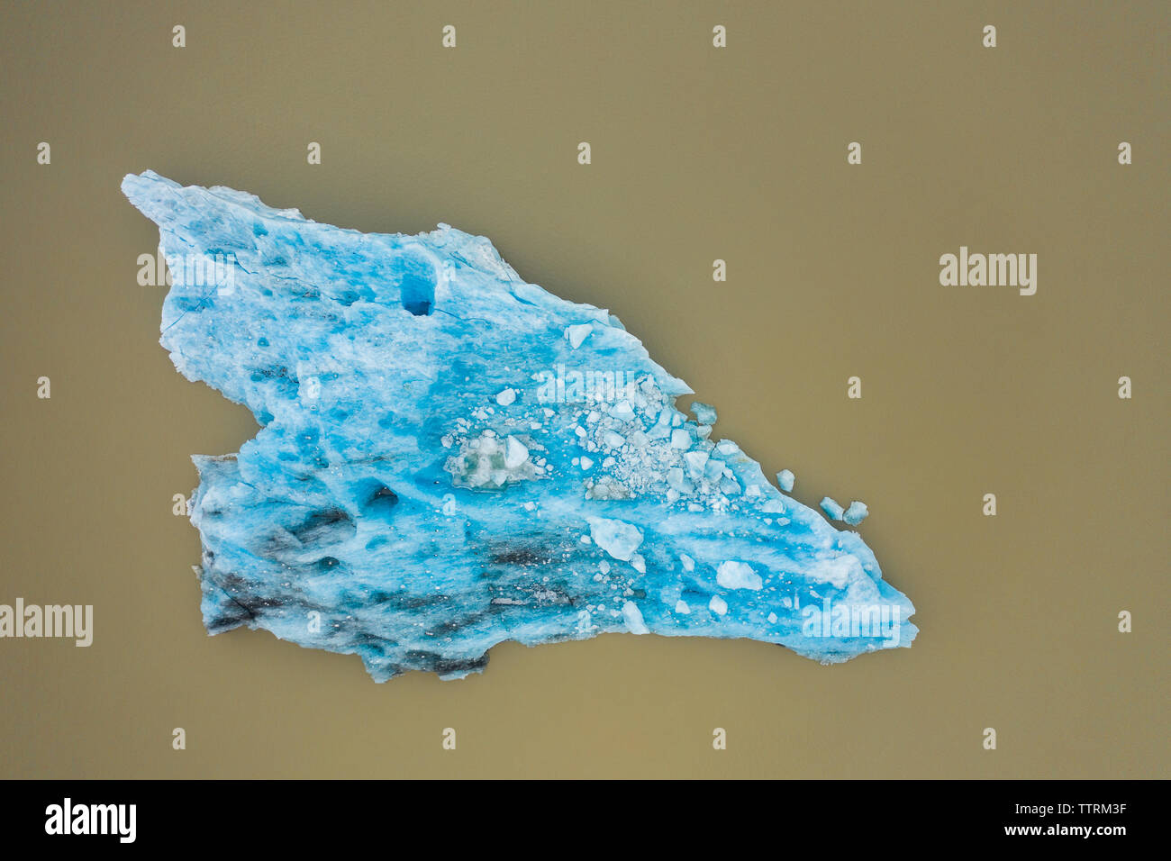 Von oben riesige abstrakte Eisblock auf braunem Sand Boden in Skaftafell Gletscher, Island Stockfoto