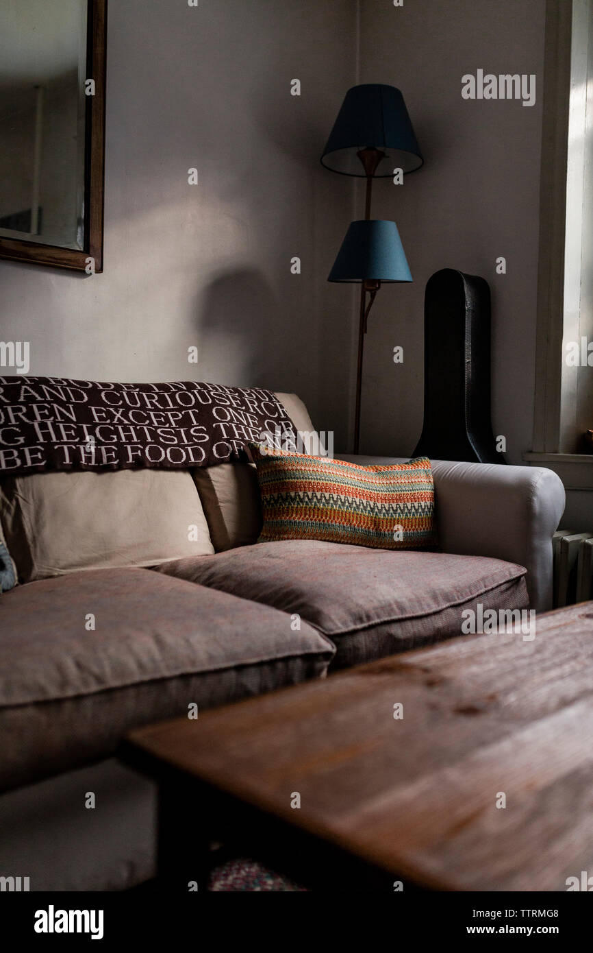 Möbel mit Gitarre und elektrische Lampen im Wohnzimmer zu Hause Stockfoto