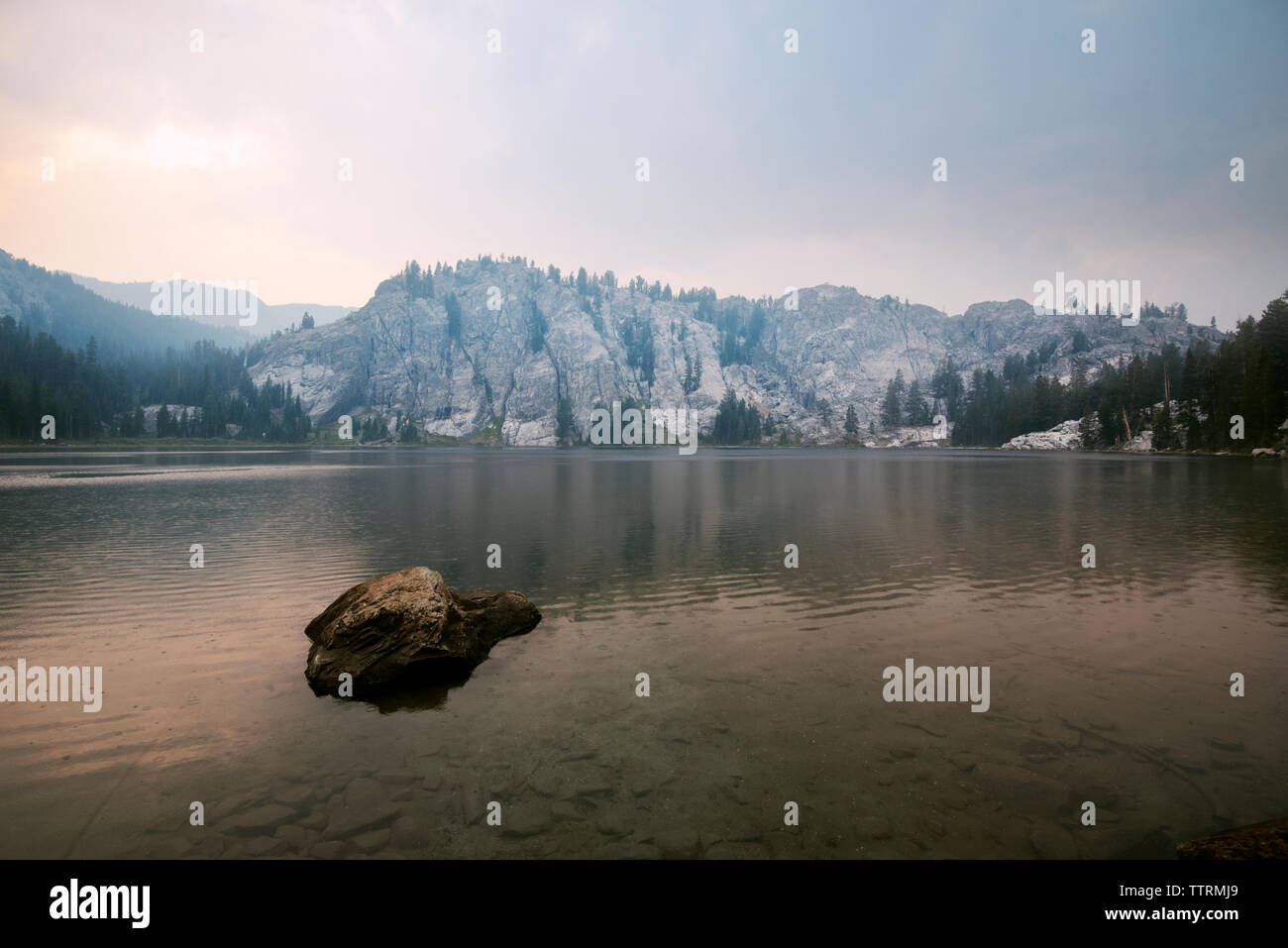 Malerischer Blick auf den See und die Berge gegen Sky Stockfoto