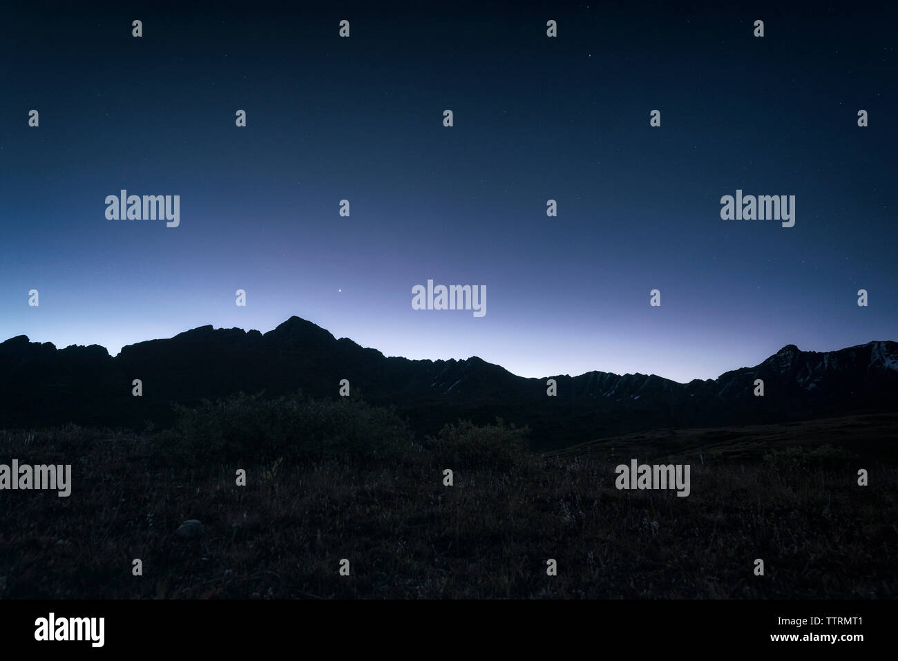 Low Angle View Berg von Silhouette gegen den Himmel bei Nacht Stockfoto