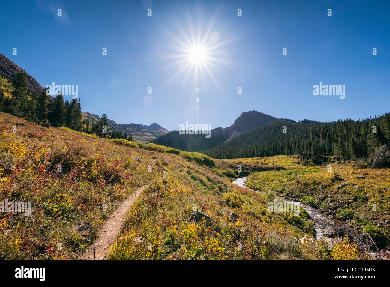 Malerischer Blick auf Landschaft gegen Himmel während der sonnigen Tag Stockfoto