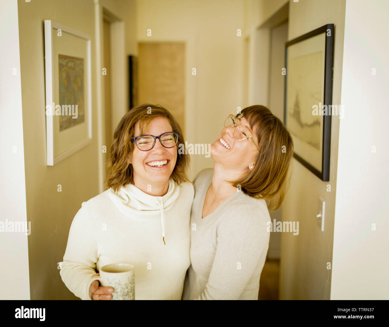 Freundliche Schwestern im Korridor zu Hause stehend Stockfoto