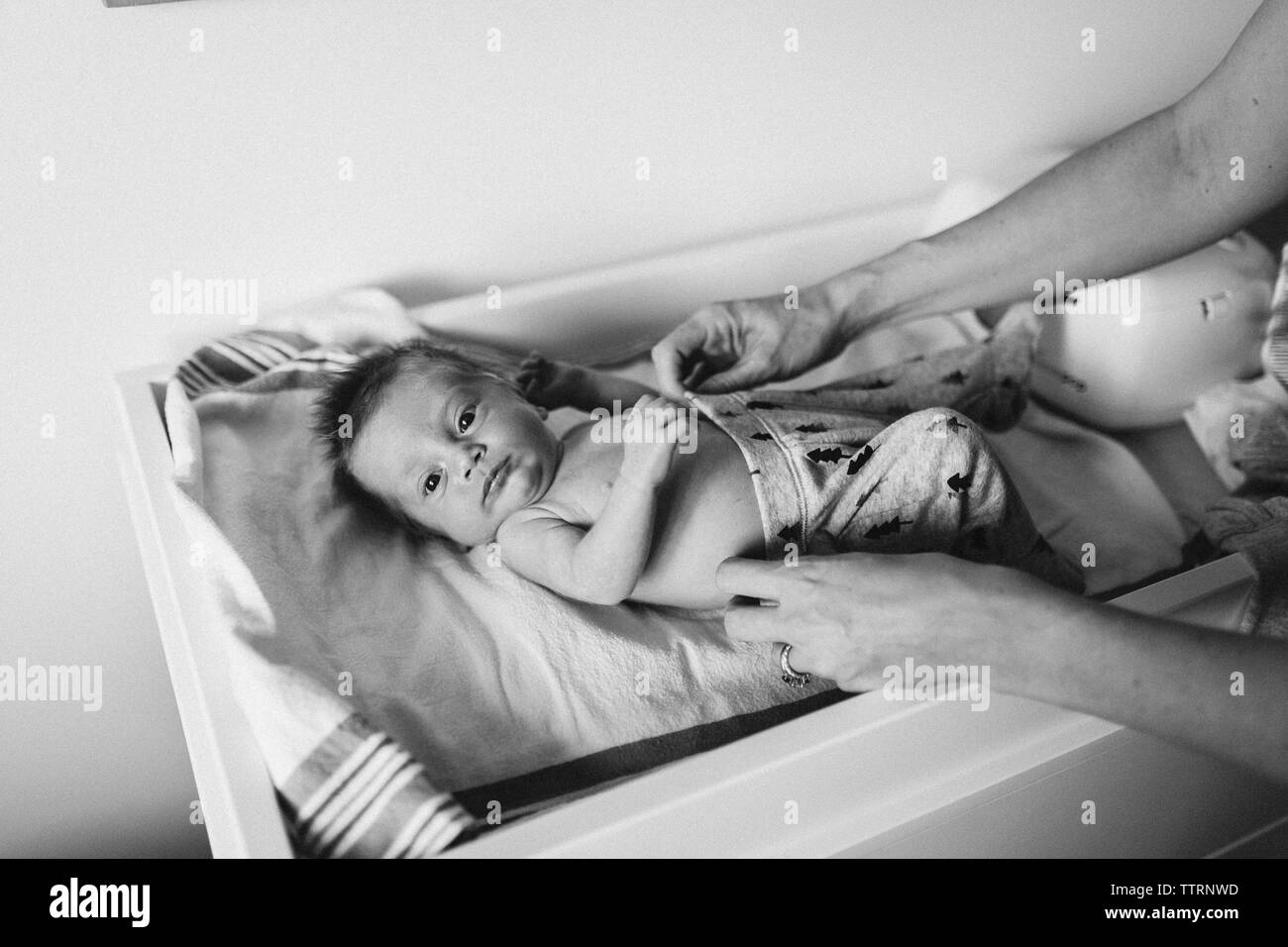 Mutter ändern neugeborenen Baby Mädchen auf Wickeltisch Stockfoto