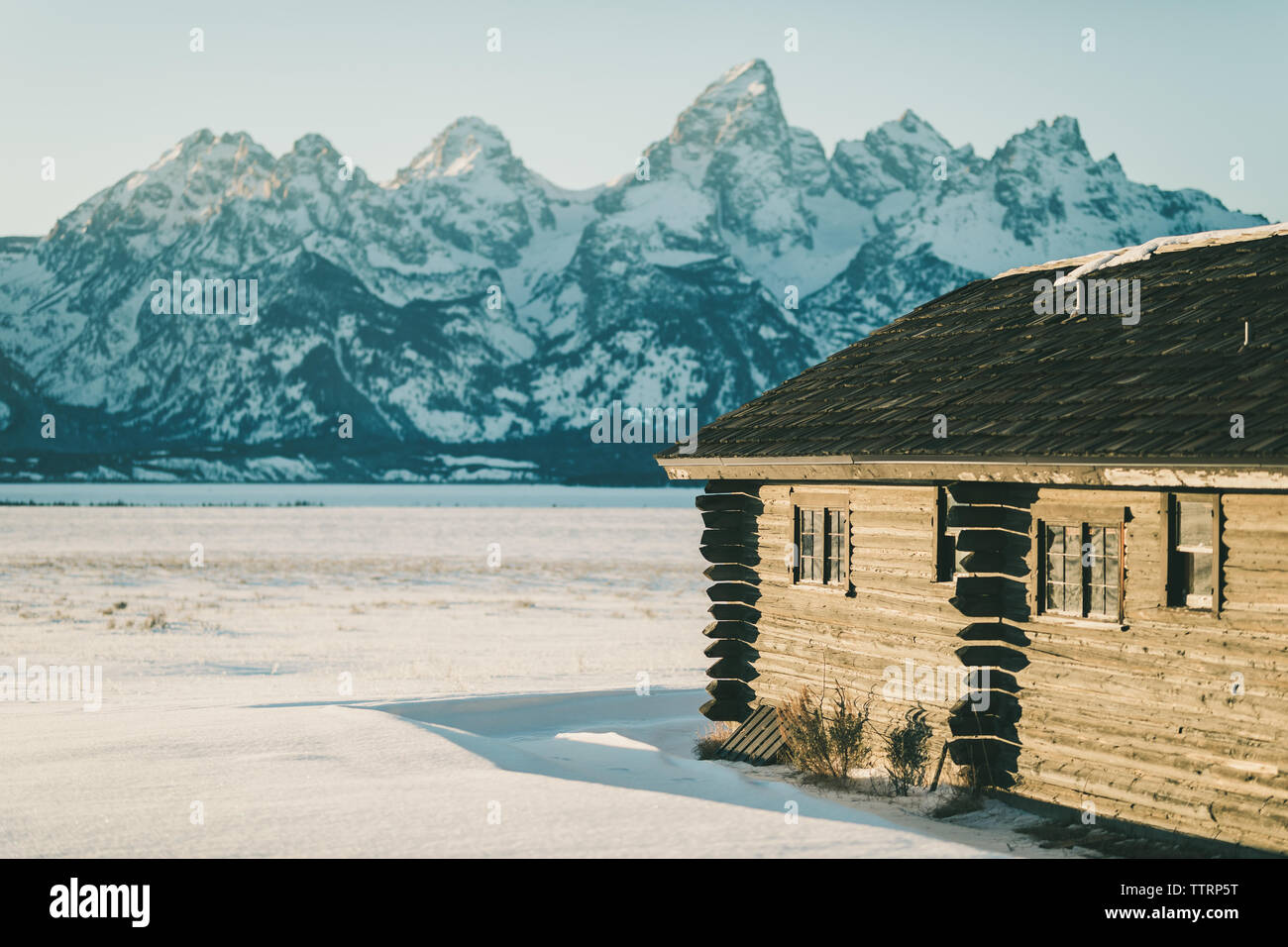 Wyoming Cabin vor Der tetons an einem sonnigen Wintertag Stockfoto