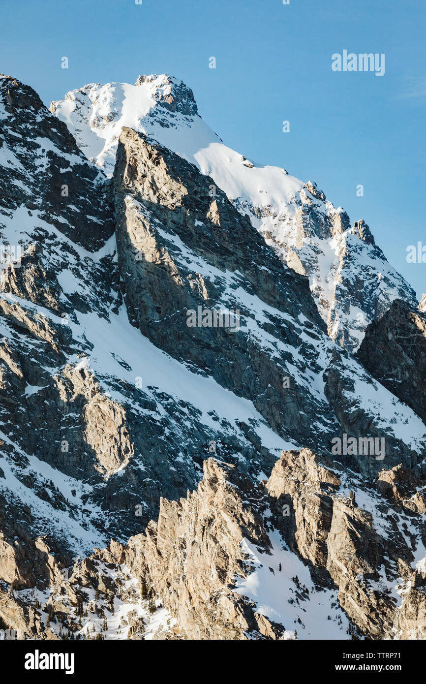Craggy Rocky Mountains an einem sonnigen Wintertag Stockfoto