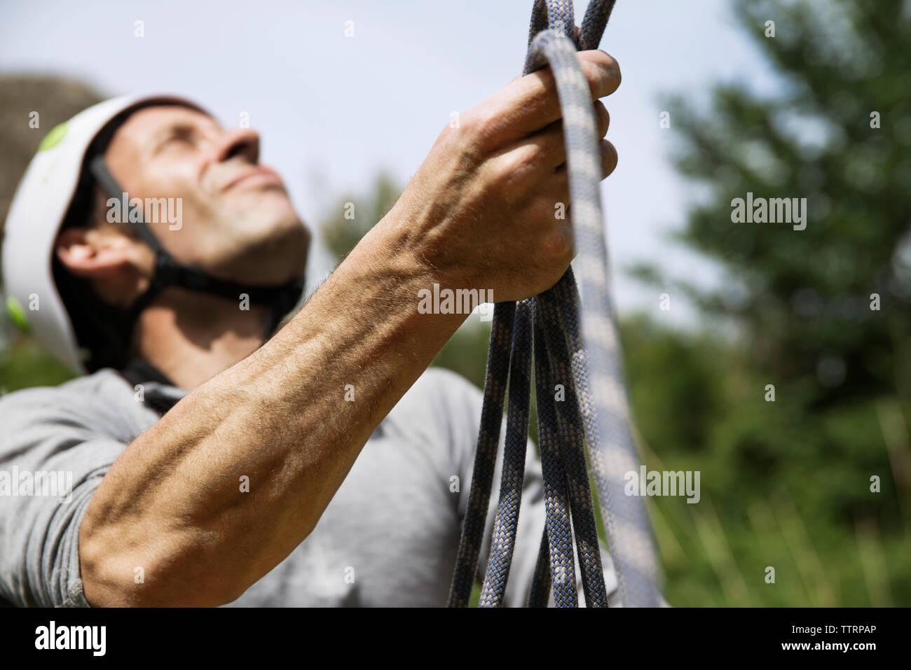 Close-up reifer Mann mit kletterseil Stockfoto