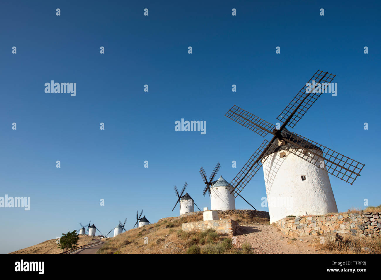 Low Angle View der Windmühlen in der Zeile gegen den klaren Himmel Stockfoto