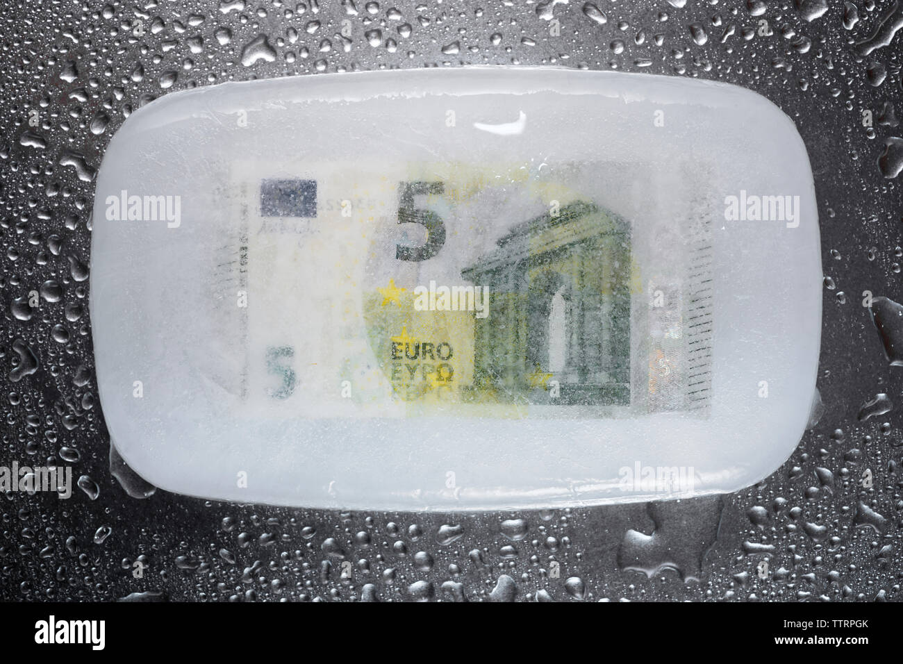 Close-up von gefrorenem Eu Währung auf Tisch Stockfoto