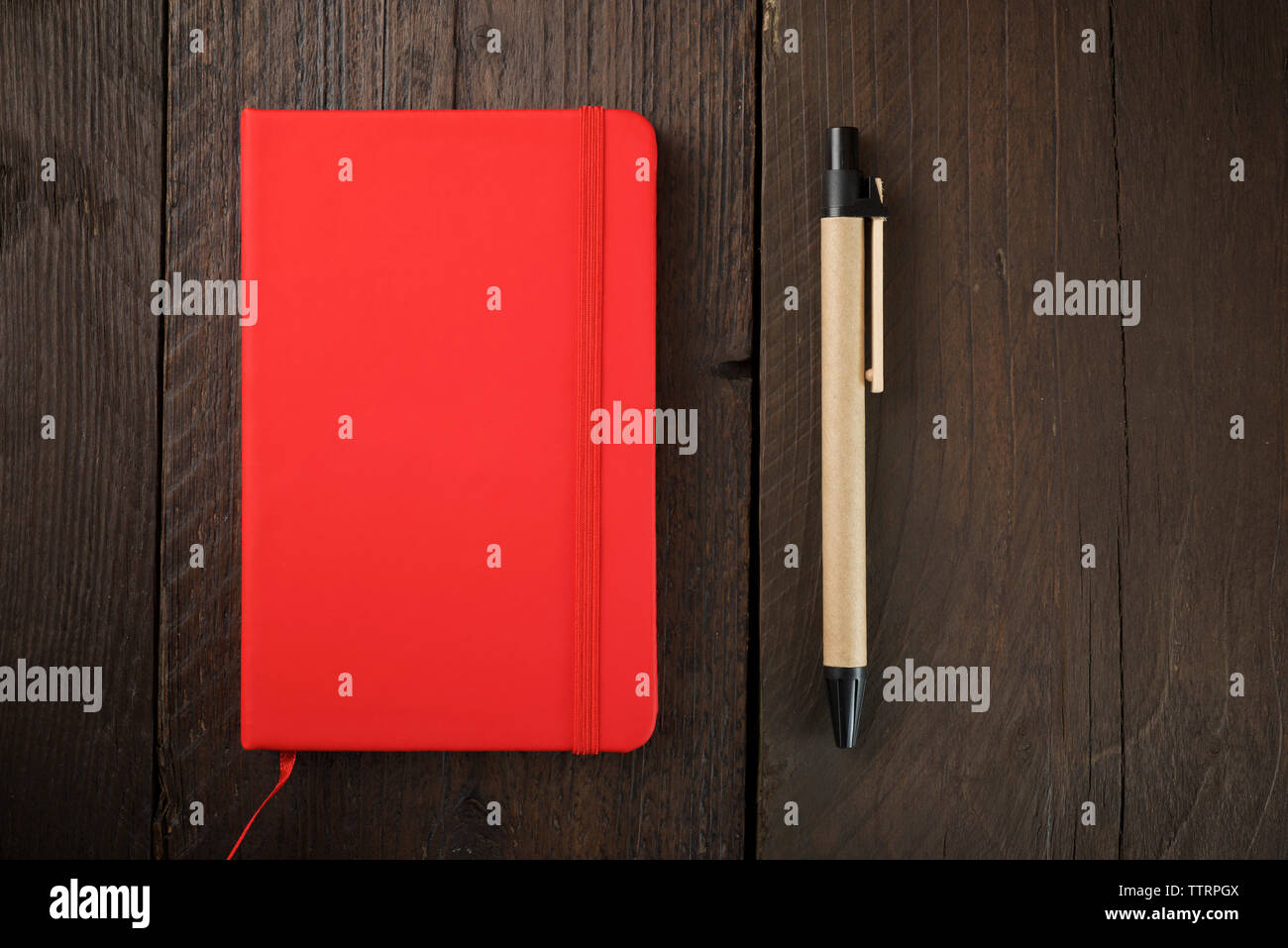 Ansicht von oben Tagebuch mit Stift auf hölzernen Tisch Stockfoto