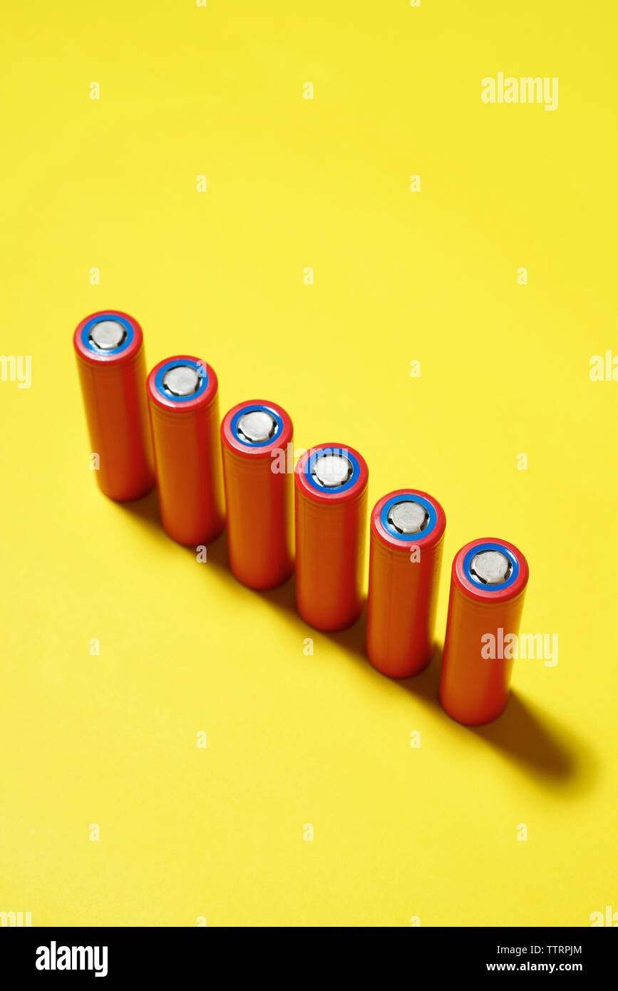 Hohe Betrachtungswinkel von Batterien auf gelbem Hintergrund Stockfoto