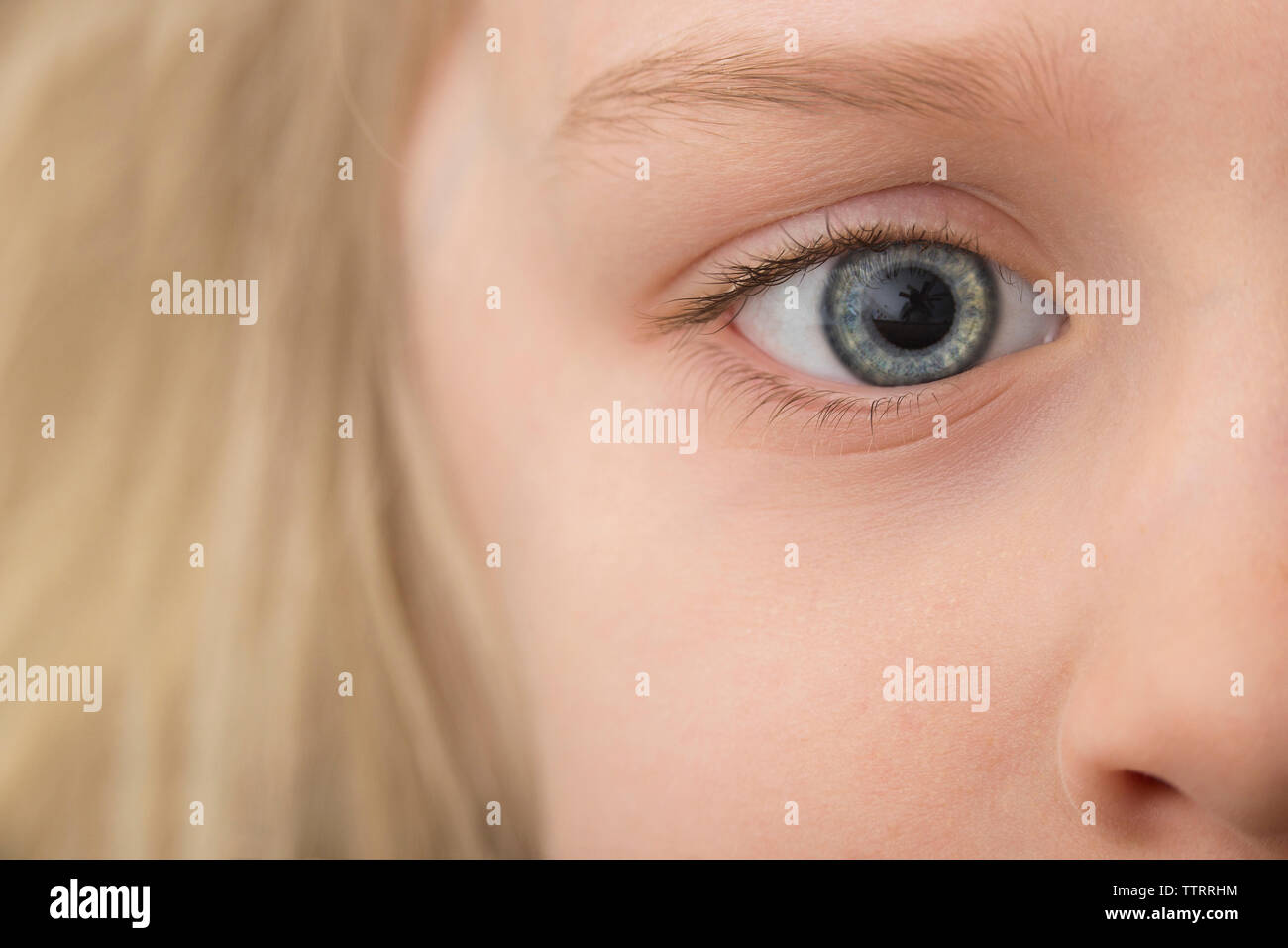 In der Nähe von Mädchen mit grauen Auge Stockfoto