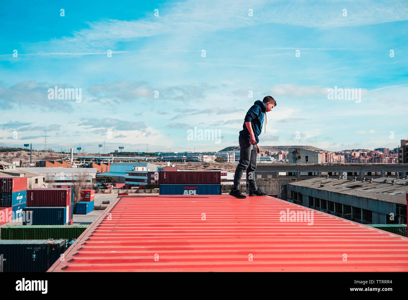 Mann auf einem Behälter nach unten mit einem blauen Himmel street urban Foto Stockfoto