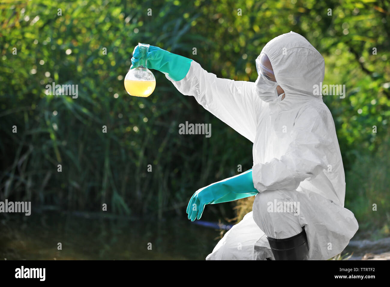 Frau mit Kolben für Kompetenz. Umweltverschmutzung Konzept Stockfoto
