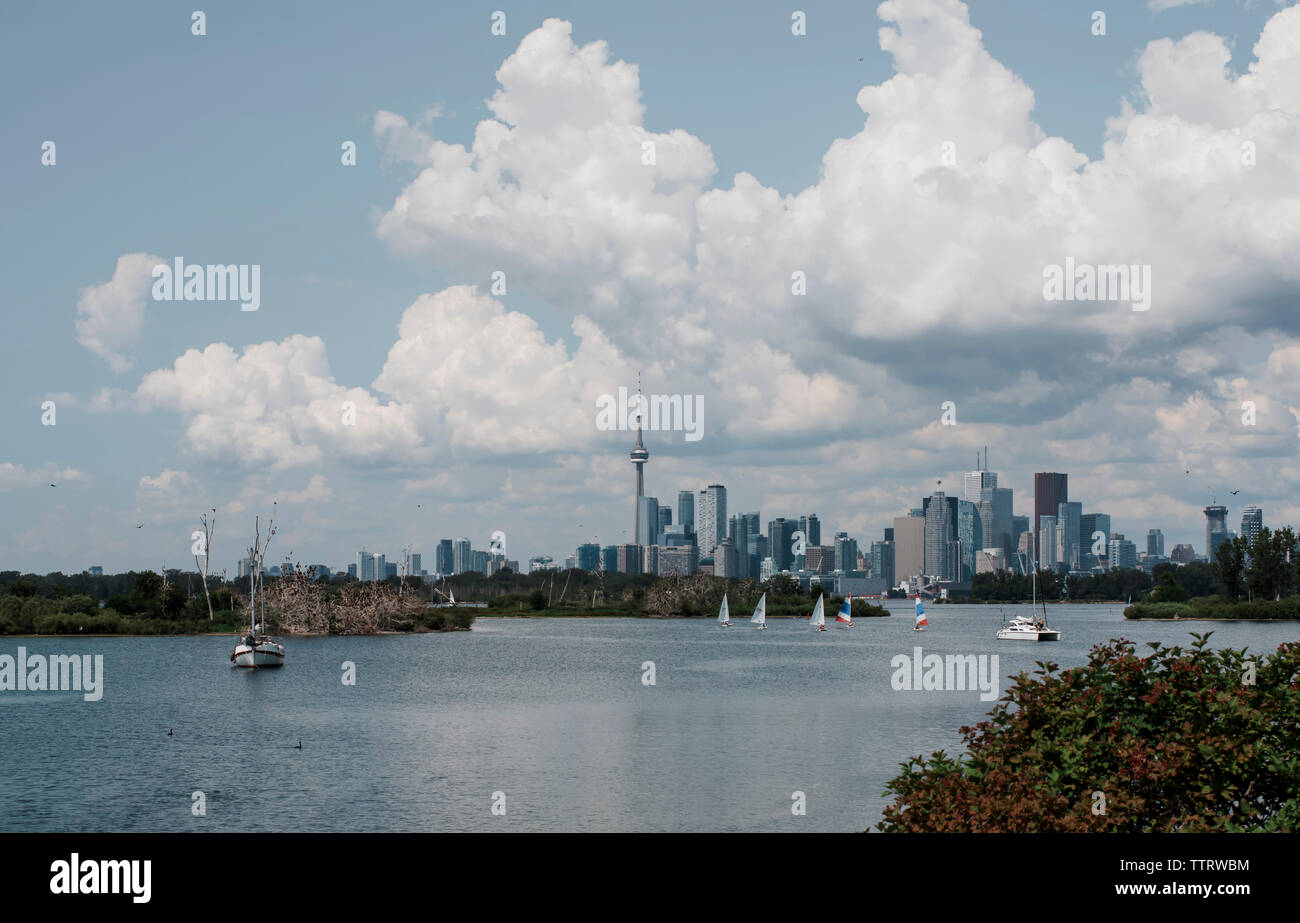 Fluss gegen moderne Gebäude gegen bewölkter Himmel während der sonnigen Tag Stockfoto