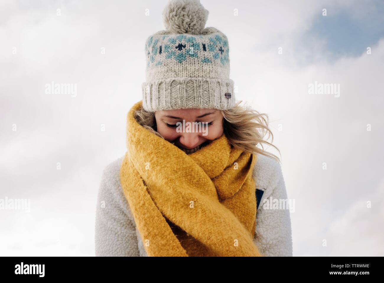 Portrait der blonden Frau lächelnd mit einem Winter Mütze und Schal Stockfoto