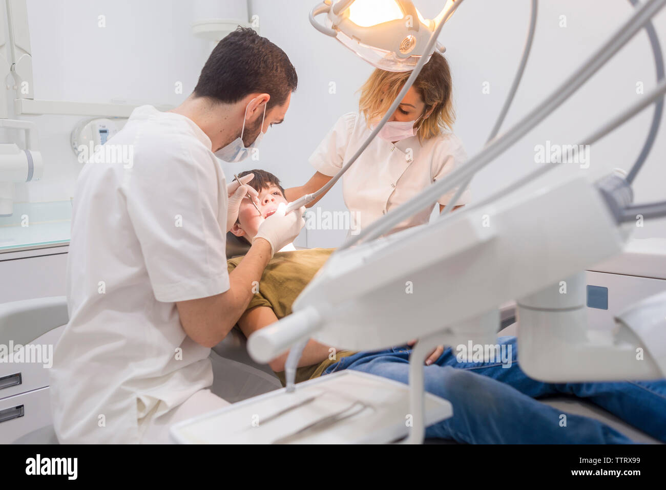 Assistenten helfen Zahnarzt in operativen Patienten in medizinische Klinik Stockfoto