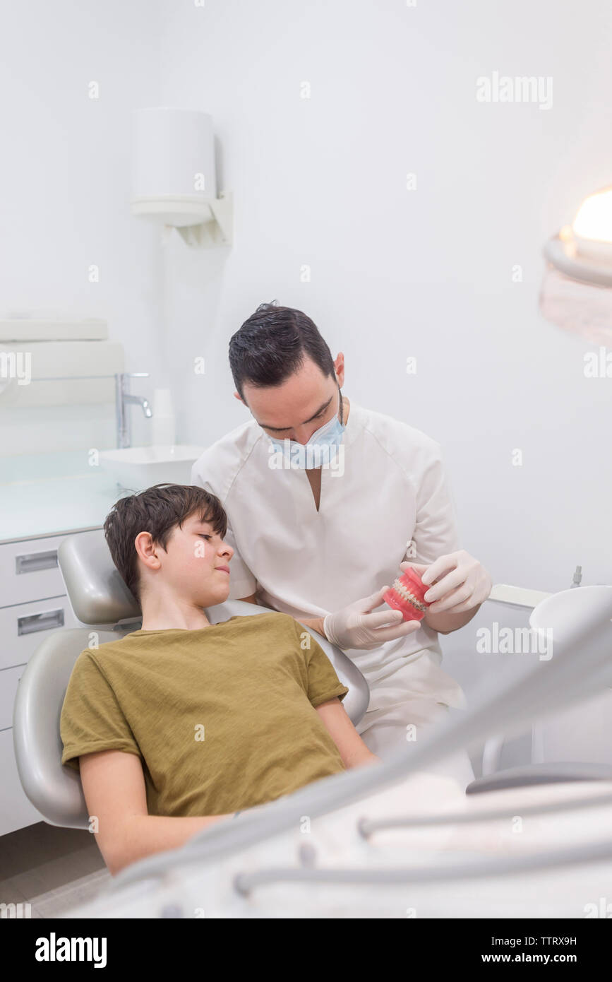 Zahnarzt, Zahnersatz für Patienten in der Klinik Stockfoto