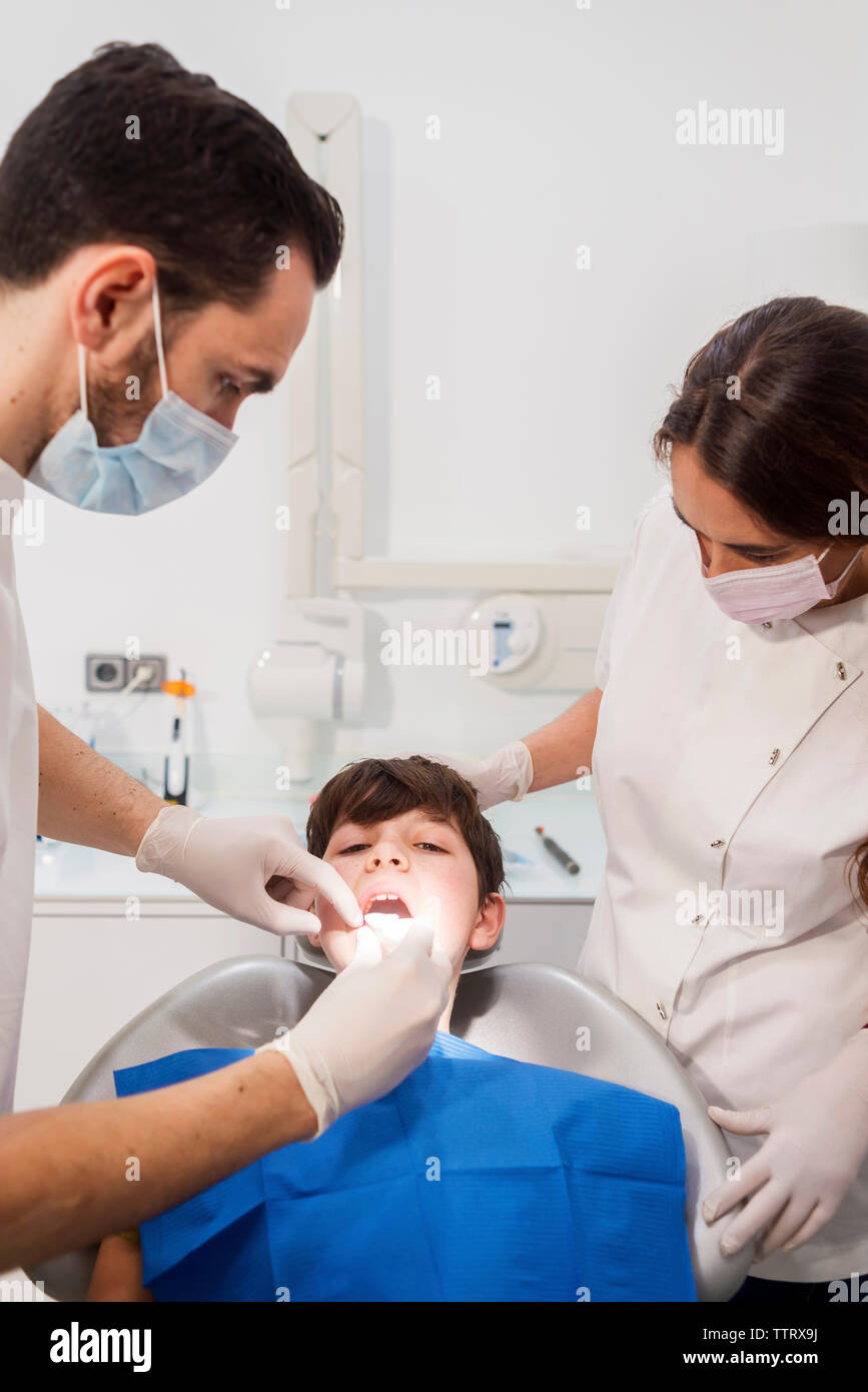 Assistent und Zahnarzt die Zähne der Patienten und der medizinischen Klinik Stockfoto