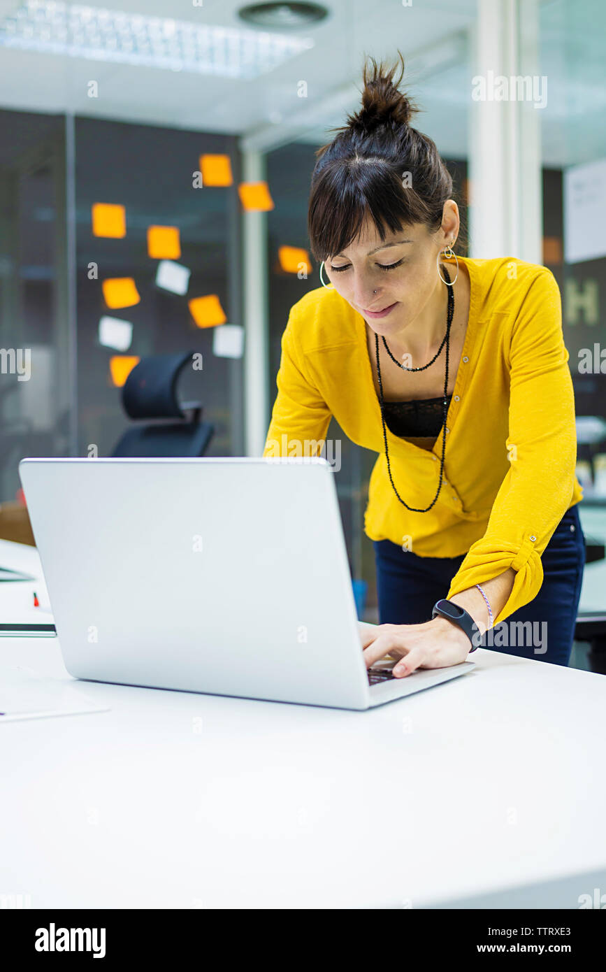 Vorderansicht des Geschäftsfrau, Arbeiten am Laptop im Büro Schreibtisch Stockfoto