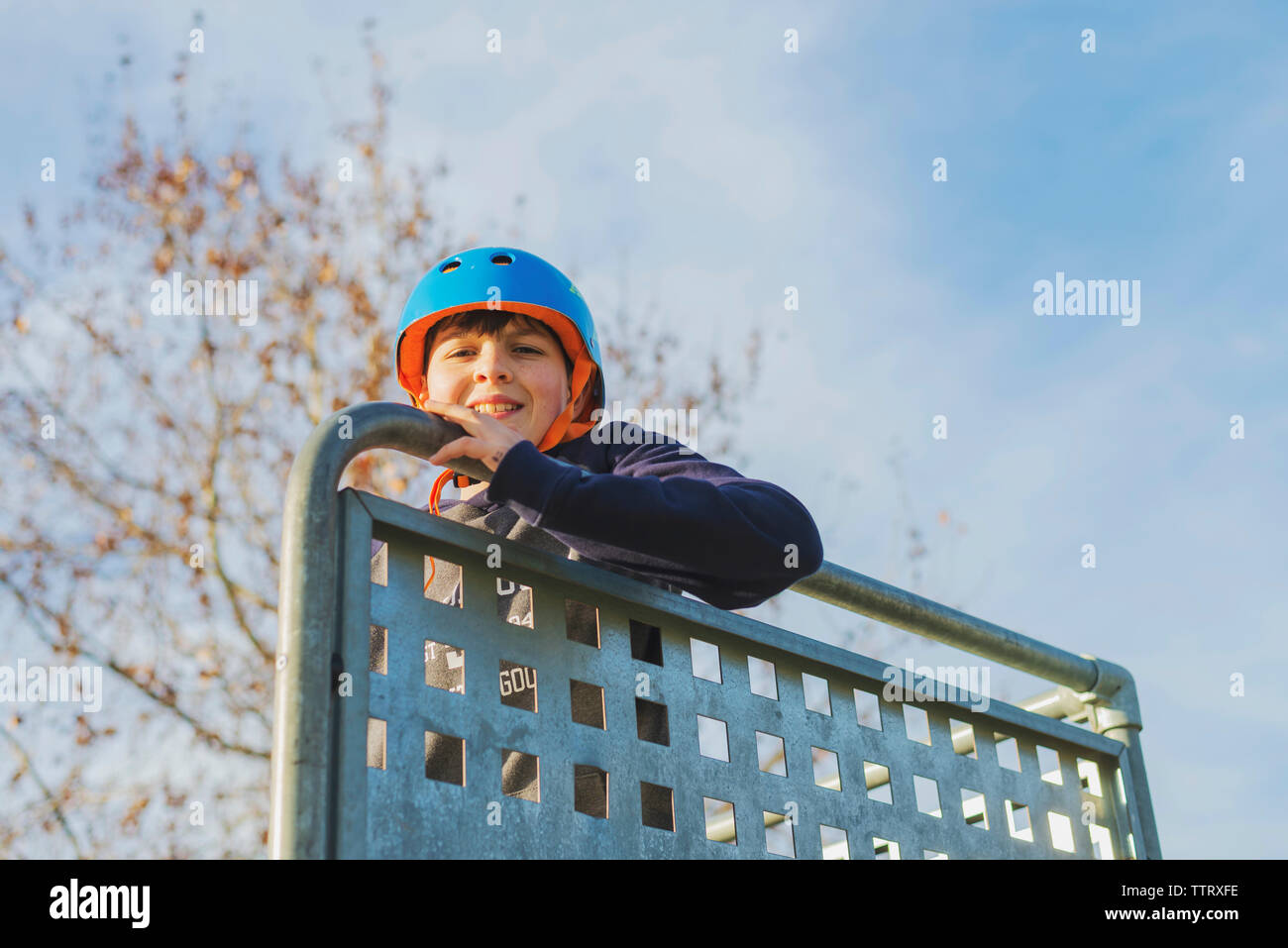 Porträt eines Jungen mit blauen Helm, suchen Kamera im sonnigen Tag Stockfoto