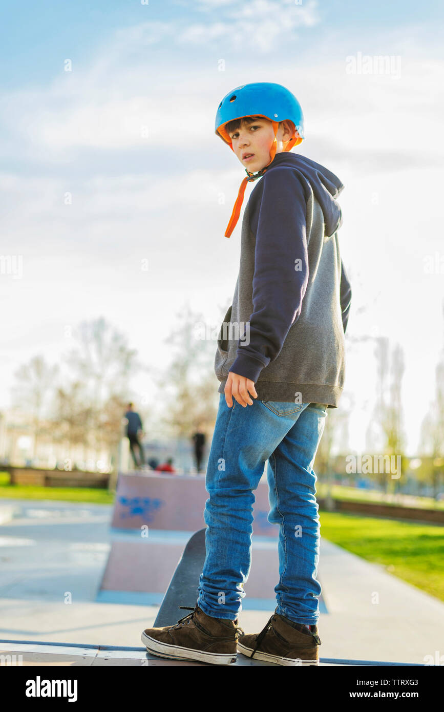 Ansicht der Rückseite des jungen Skater bei skateramp Zurück zur Kamera suchen Stockfoto