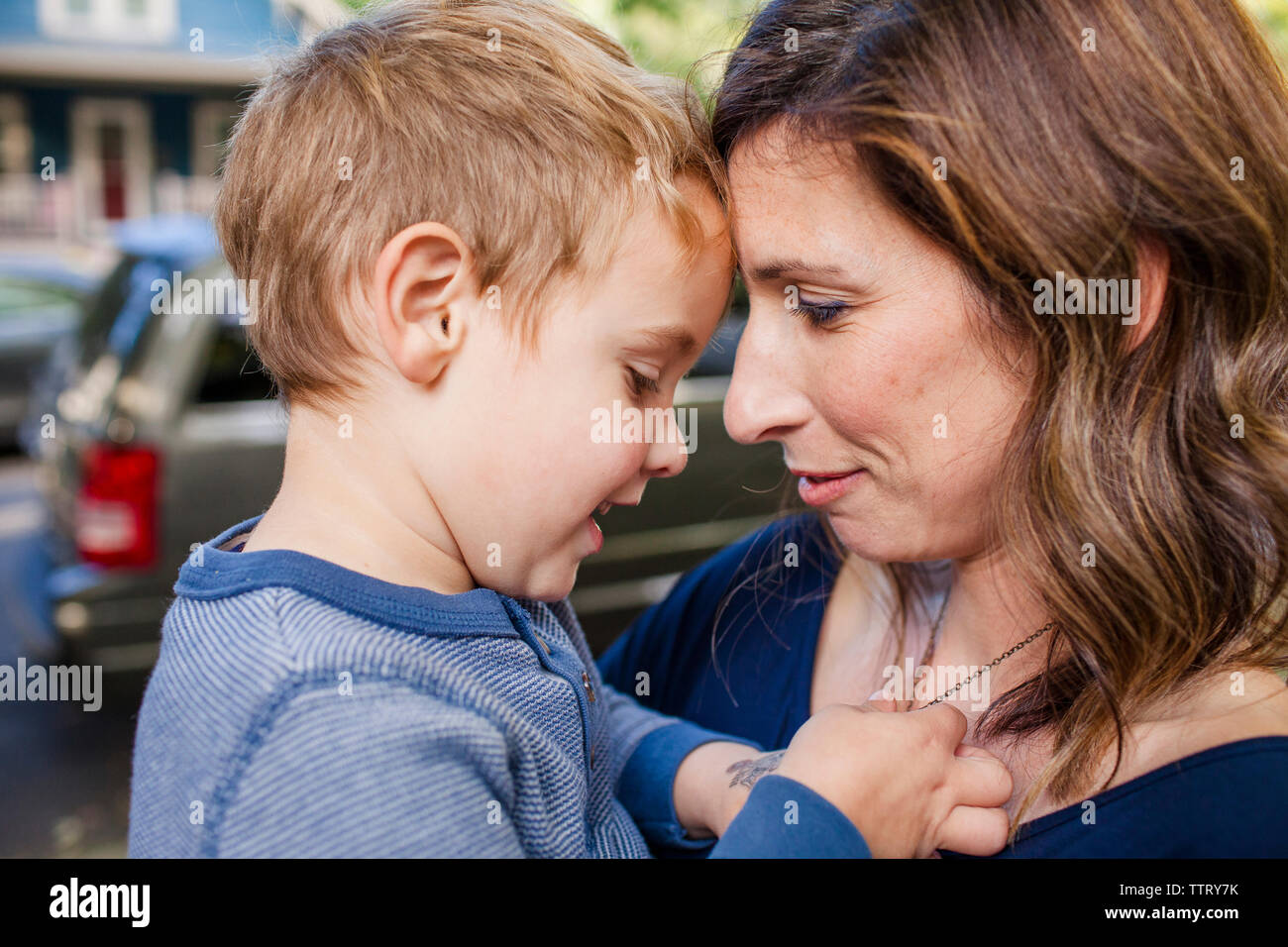 Nahaufnahme der Mutter auf der Suche nach süßen Sohn beim Stehen im Freien Stockfoto