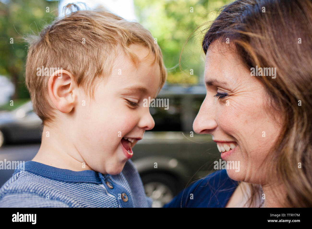 Nahaufnahme der glücklichen Mutter auf der Suche nach süßen Sohn beim Stehen im Freien Stockfoto