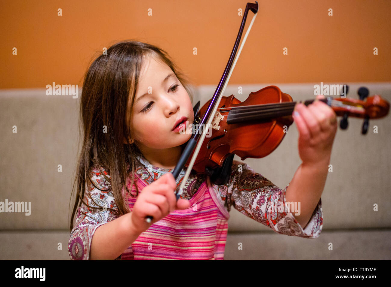 Porträt eines fokussierten kleines Mädchen üben Violine Stockfoto