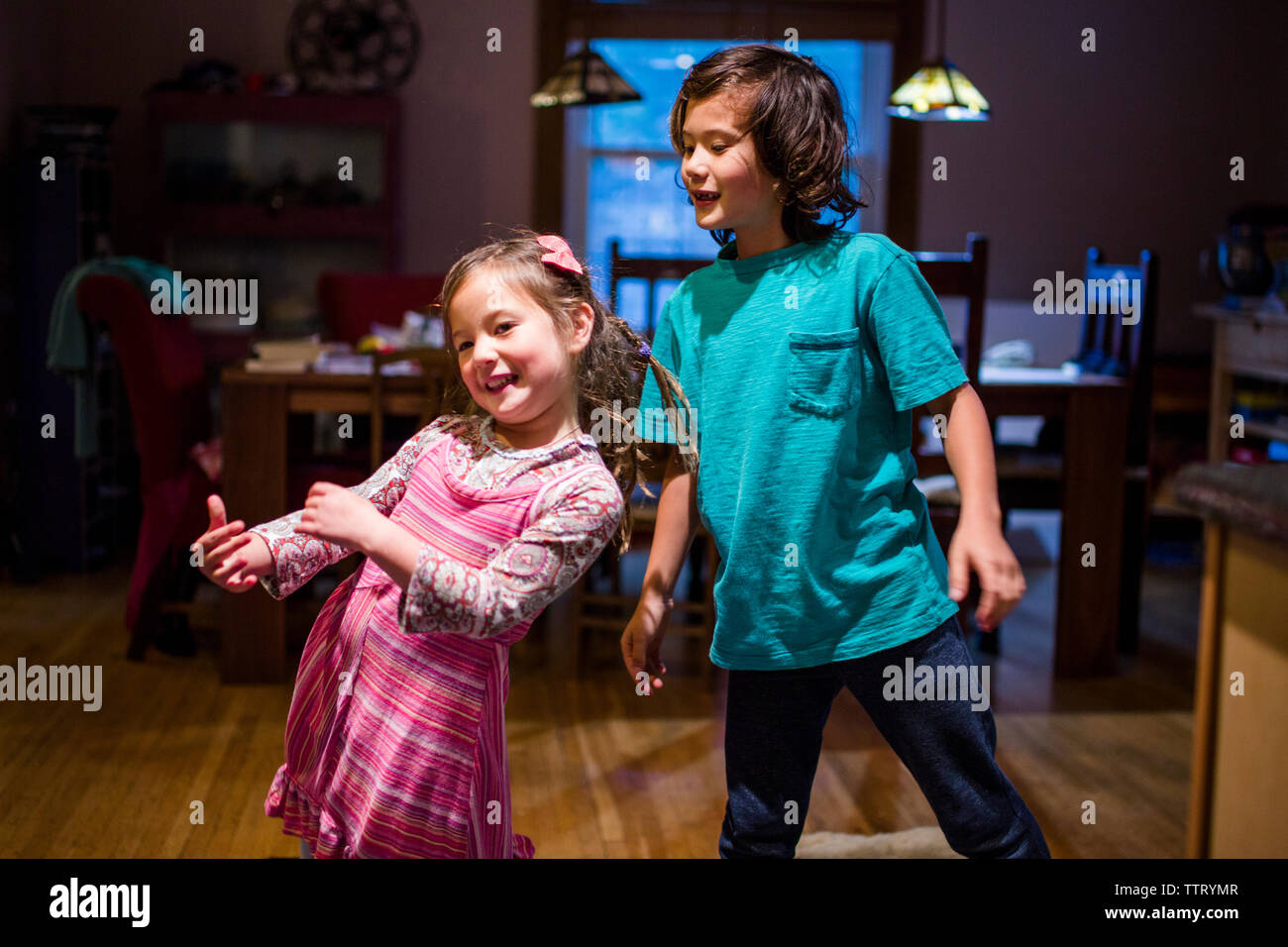 Portrait von Happy Geschwister zusammen tanzen zu Hause Stockfoto