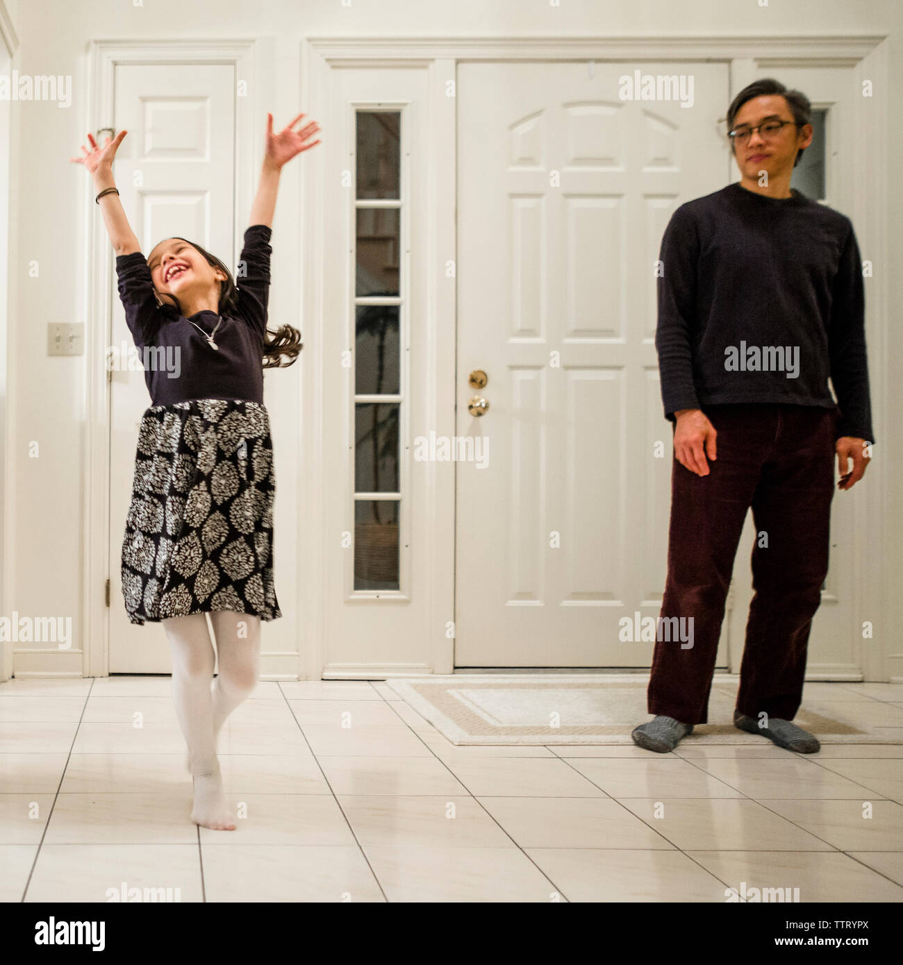 Stolzer Vater Tochter Tanz beobachten glücklich zu Hause Stockfoto