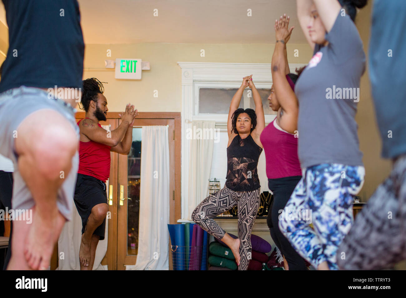 Eine weibliche yoga Kursleiter führt Studenten in Entspannungstechniken Stockfoto