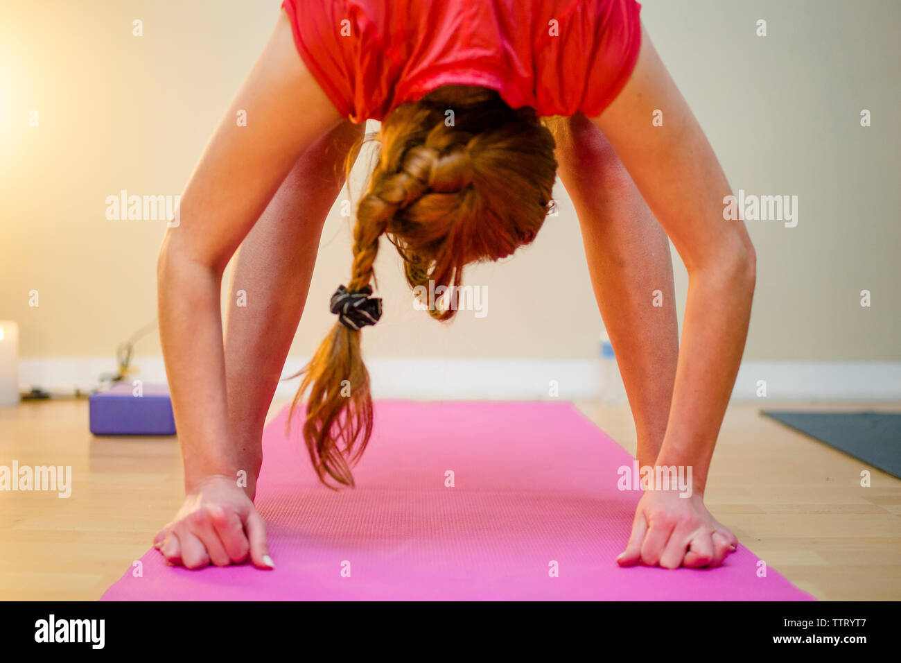 Eine Frau übt Yoga auf eine Yogamatte Stockfoto