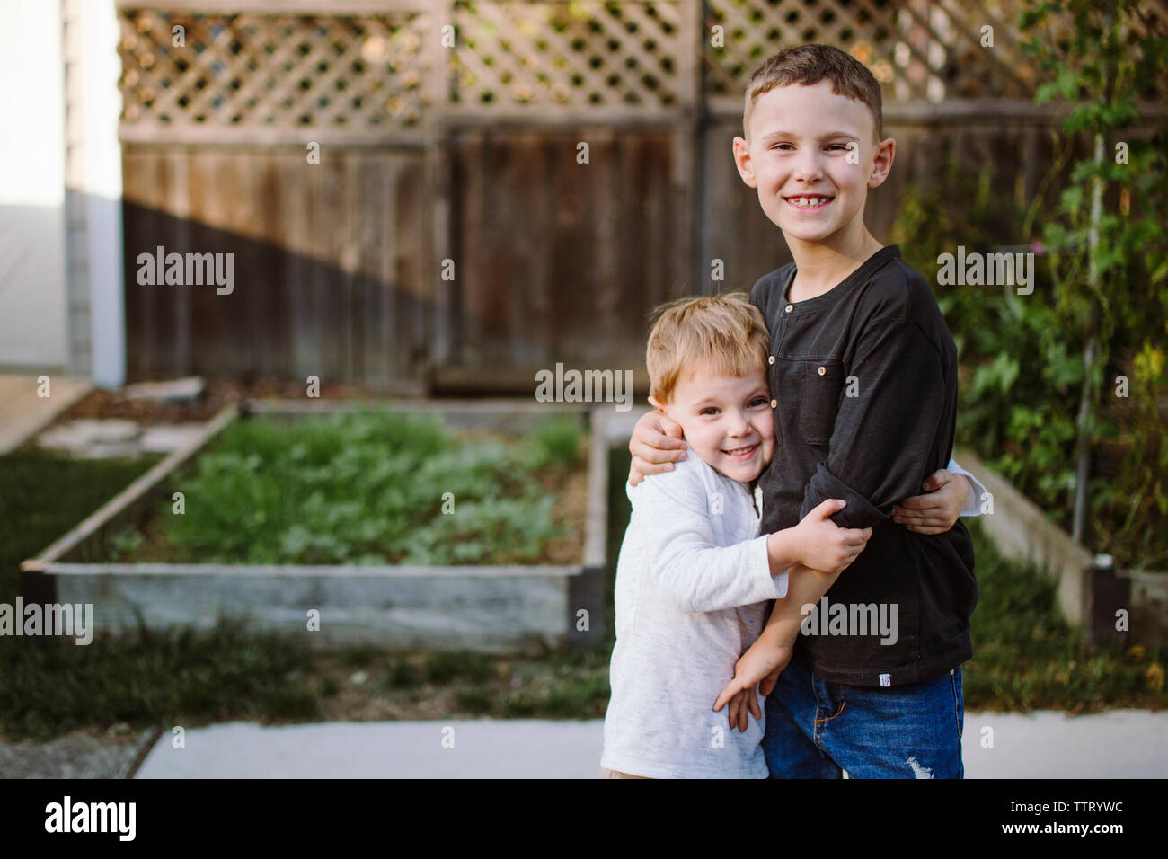 Porträt von zwei glückliche junge Brüder umarmen außerhalb Stockfoto