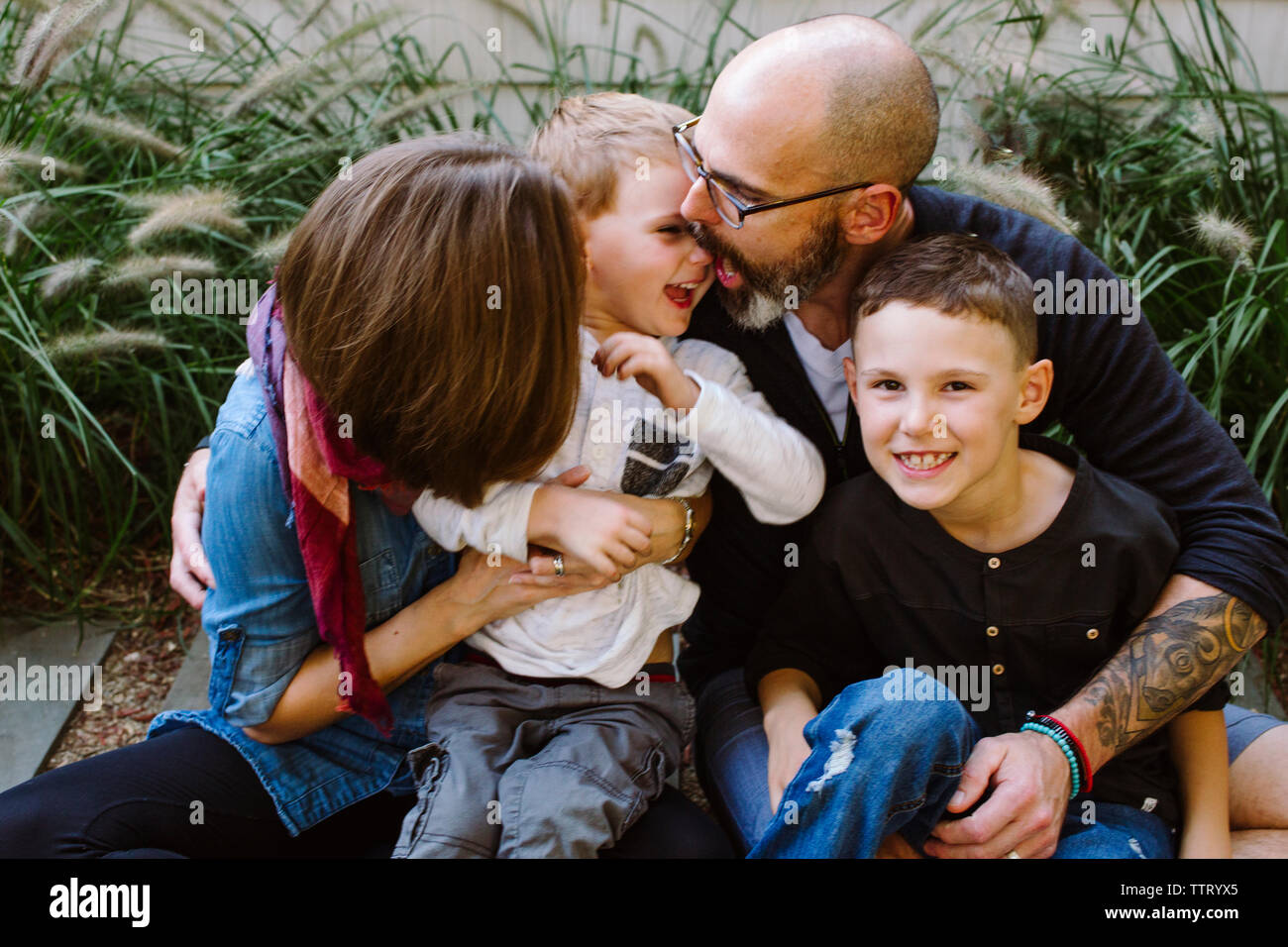 Ein glückliches Lachen Familie gemeinsam spielen Stockfoto