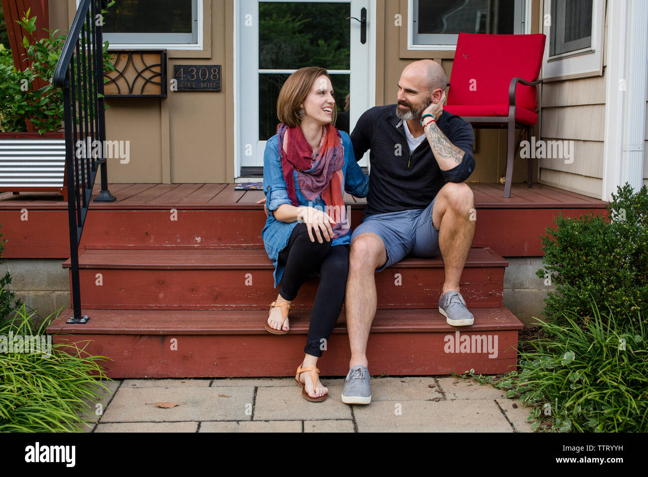 Ein glückliches Paar zusammen lachen vor Ihren home Stockfoto