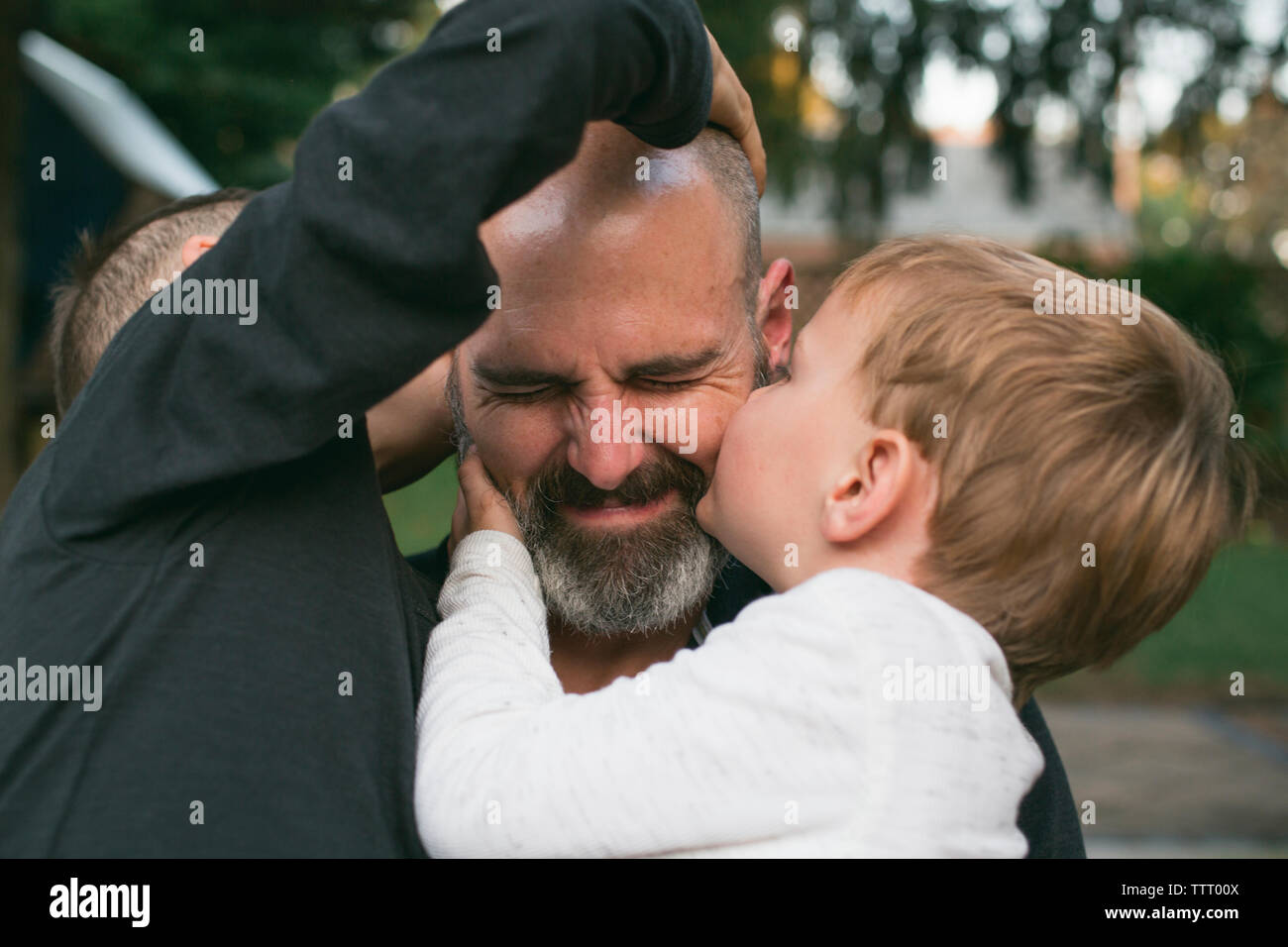 Ein glücklicher Vater bekommt einen Kuss von seiner Kinder Stockfoto