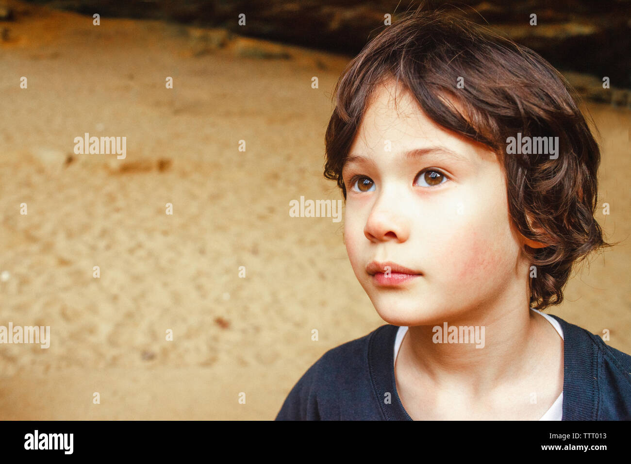 Portrait von ein kleiner Junge im goldenen Licht suchen Stockfoto