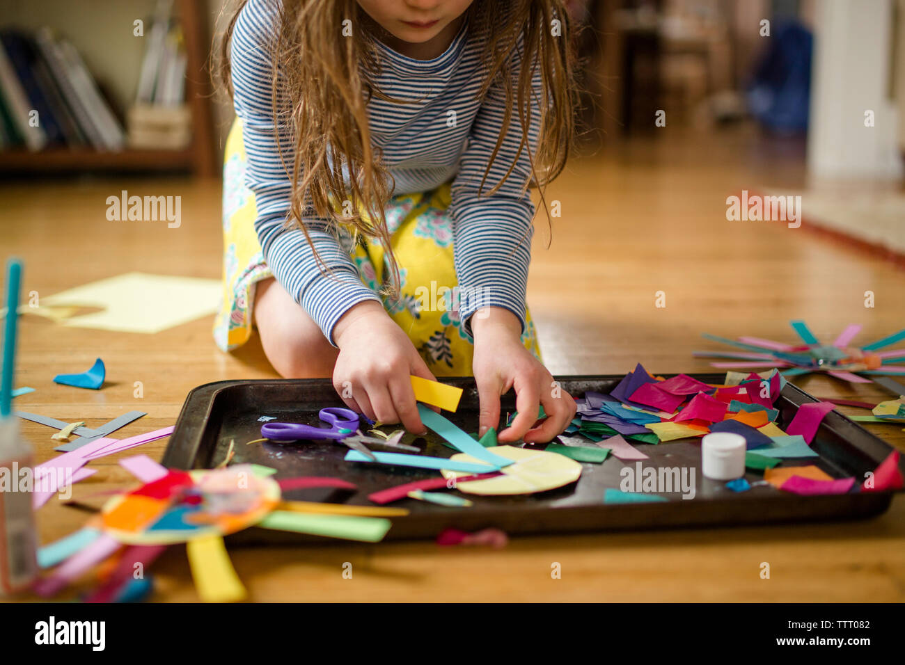 Nahaufnahme Blick auf ein Kind, das Papier Handwerk an Wohnzimmer Erdgeschoss Stockfoto