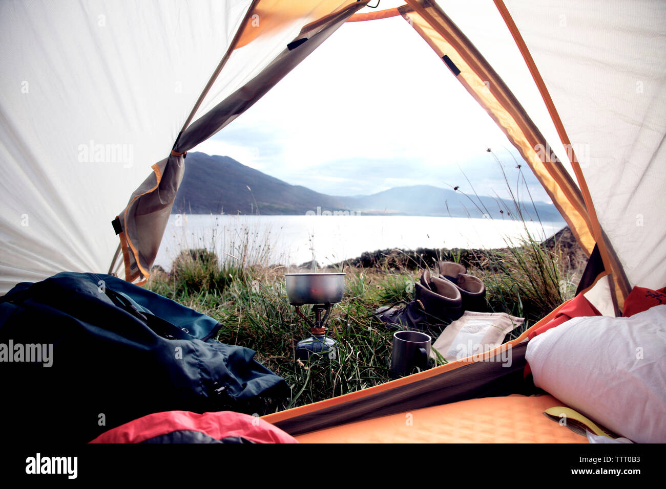See und Berge von Zelt gesehen Stockfoto