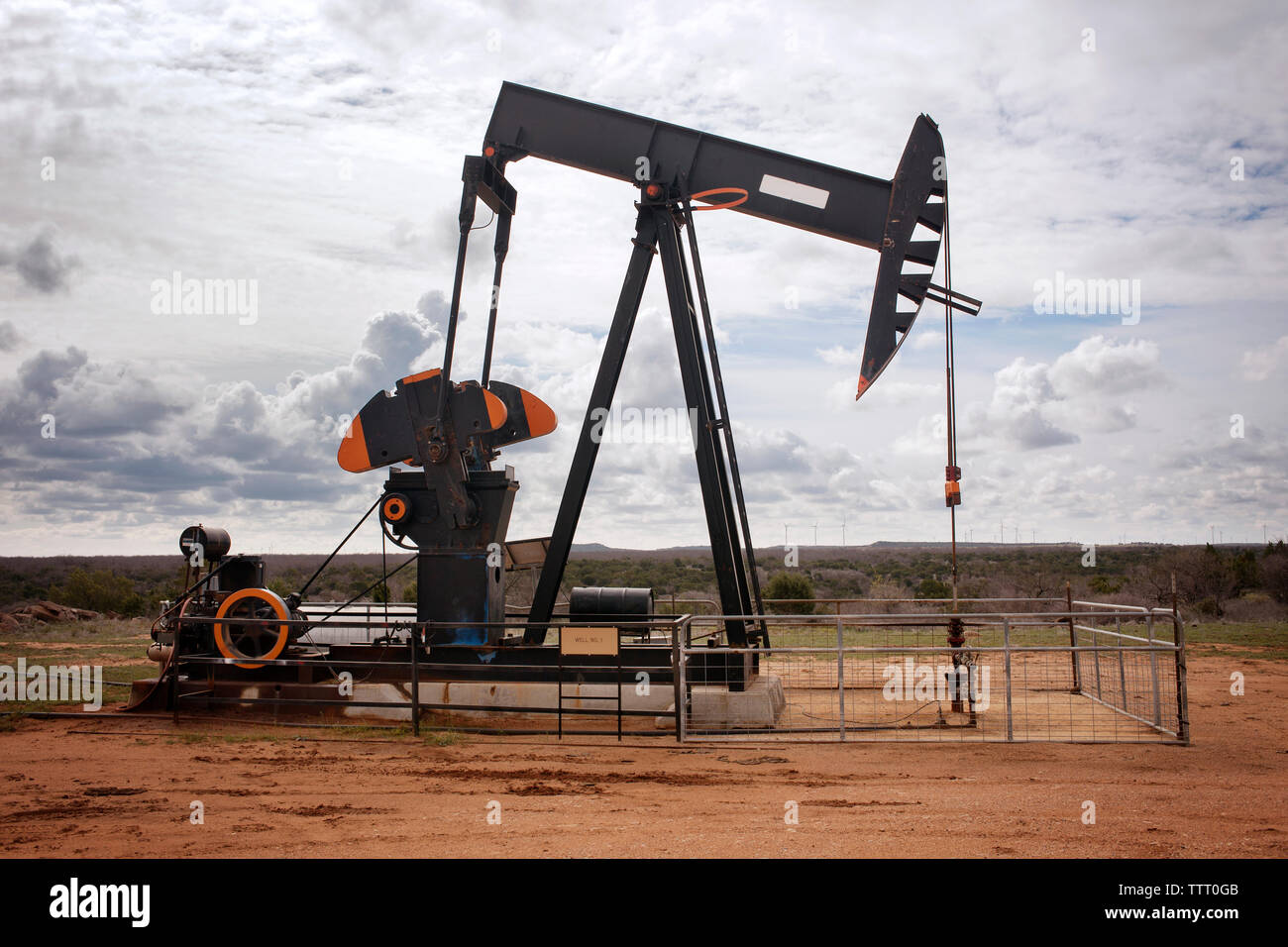 Ölbohrinsel auf Feld gegen bewölkter Himmel Stockfoto