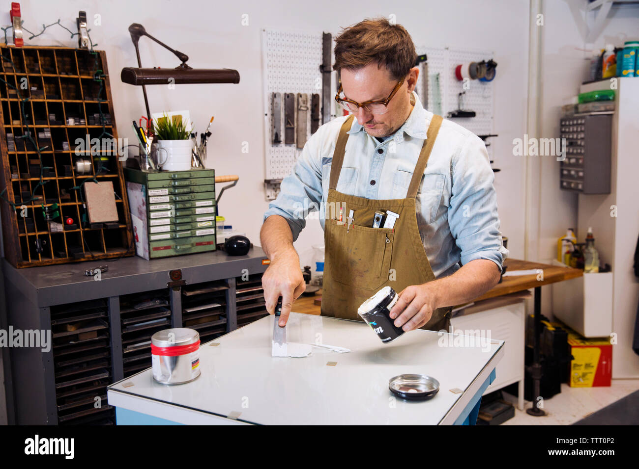 Konzentriert man sich Farbe auf, während in der Druckerei arbeiten Stockfoto