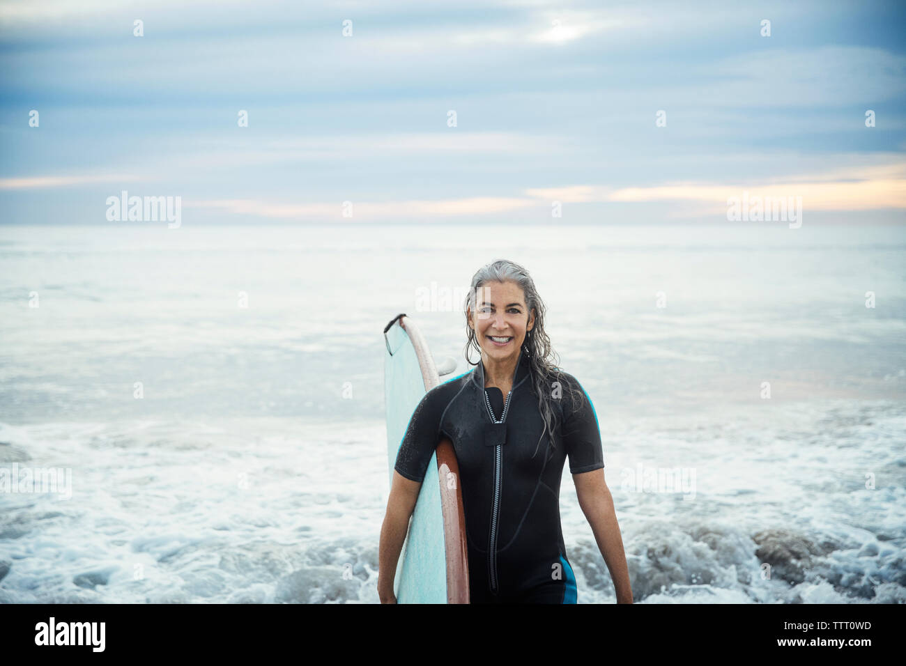 Portrait von Happy wet weibliche surfer Surfbrett mit Delray Beach Stockfoto