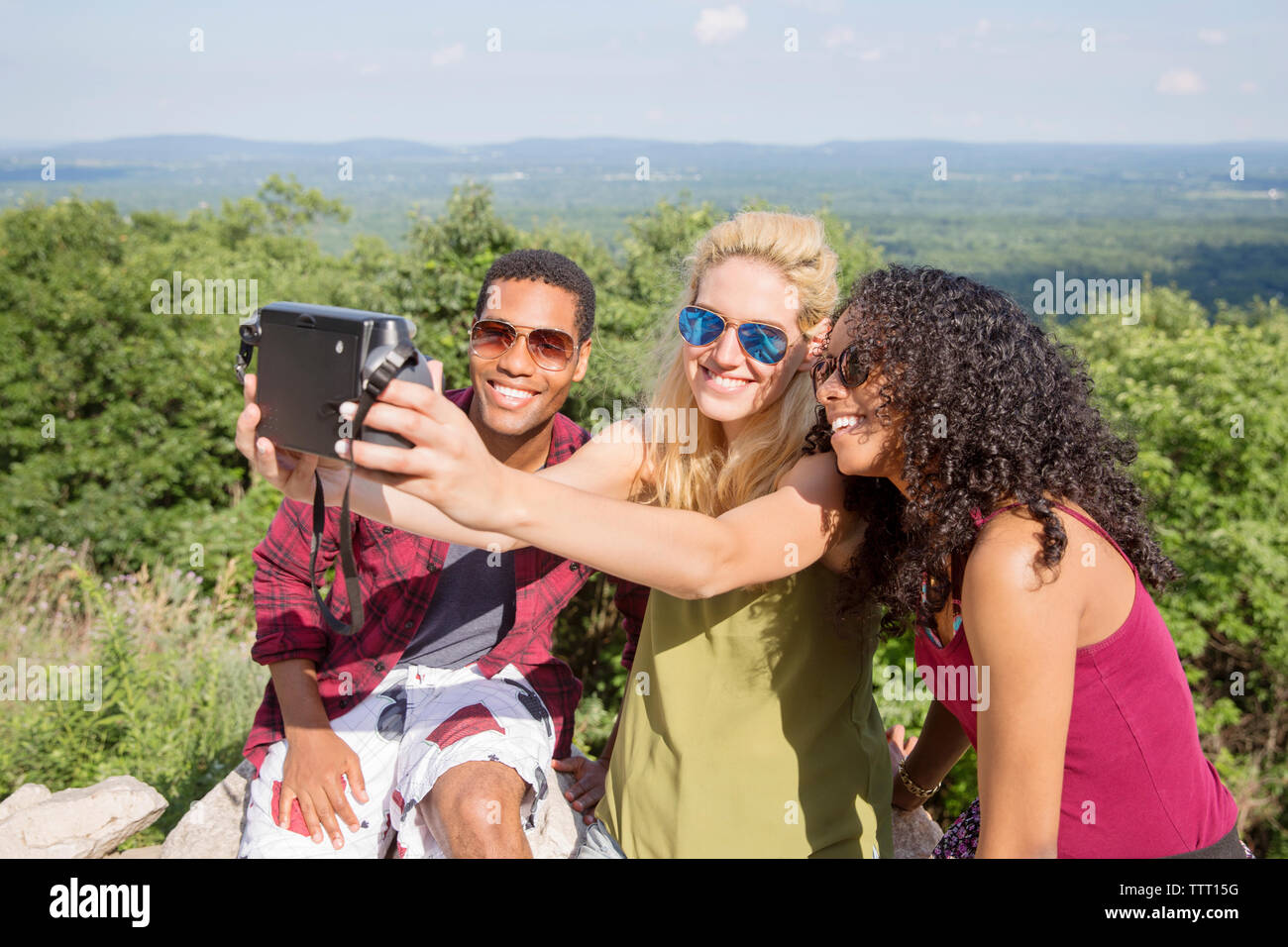 Gerne Freunde unter selfie durch sofortige Kamera auf dem Berg Stockfoto