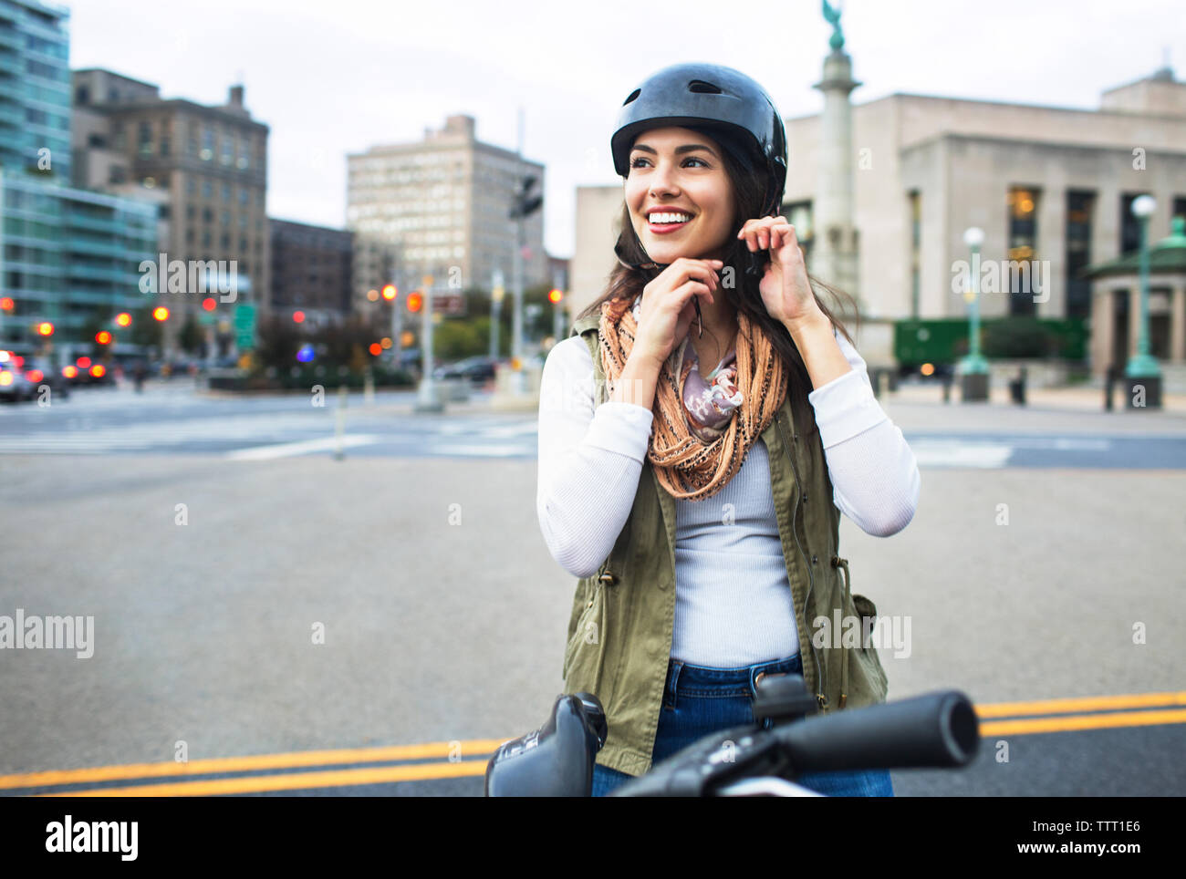 Frau tragen Helm beim Stehen mit dem Fahrrad in der Stadt Stockfoto